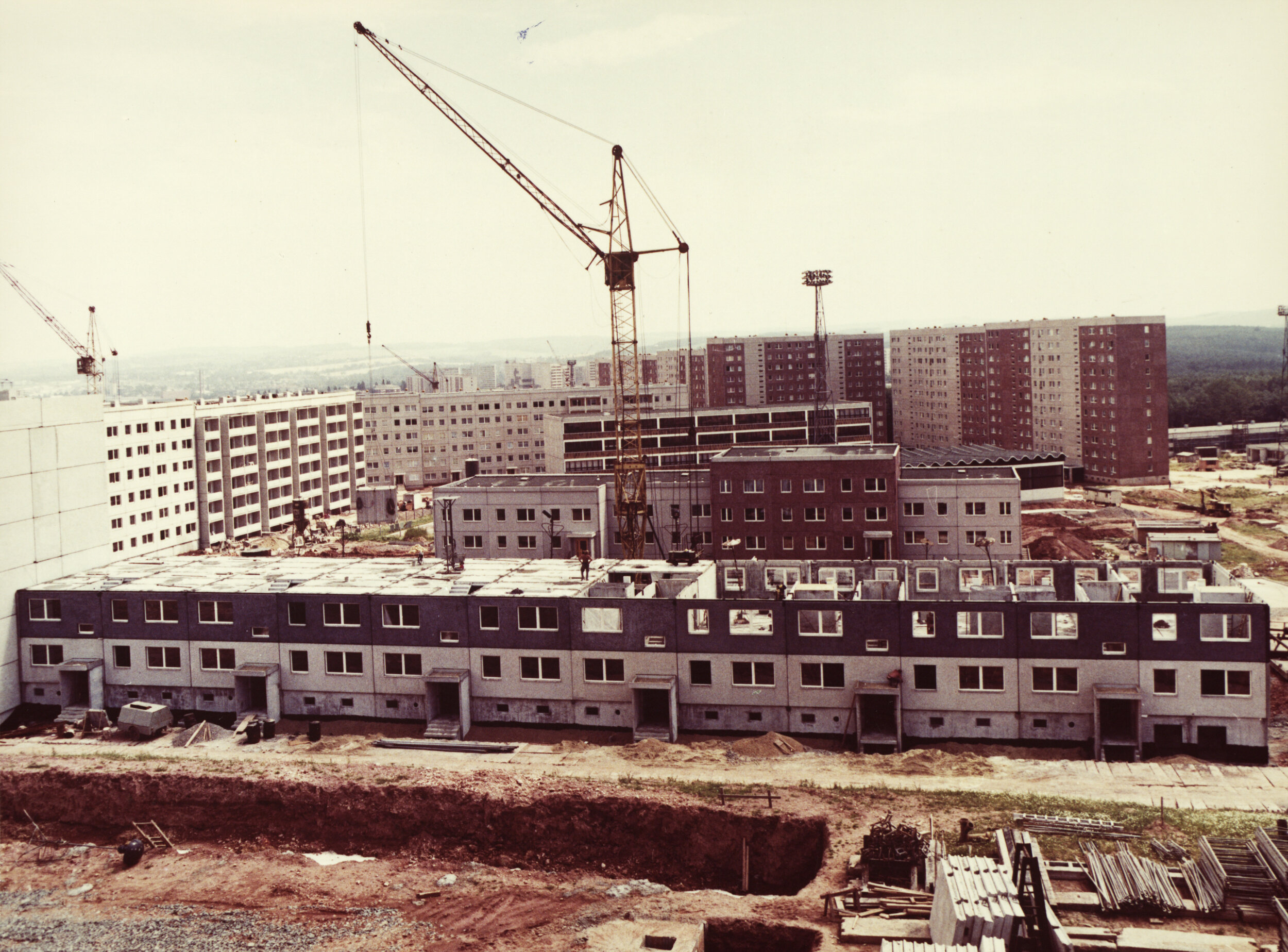 Das Bild um 1982 zeigt eine Baustelle mit Plattenbauten auf der Johannes-Dick-Straße, die gerade errichtet werden. 