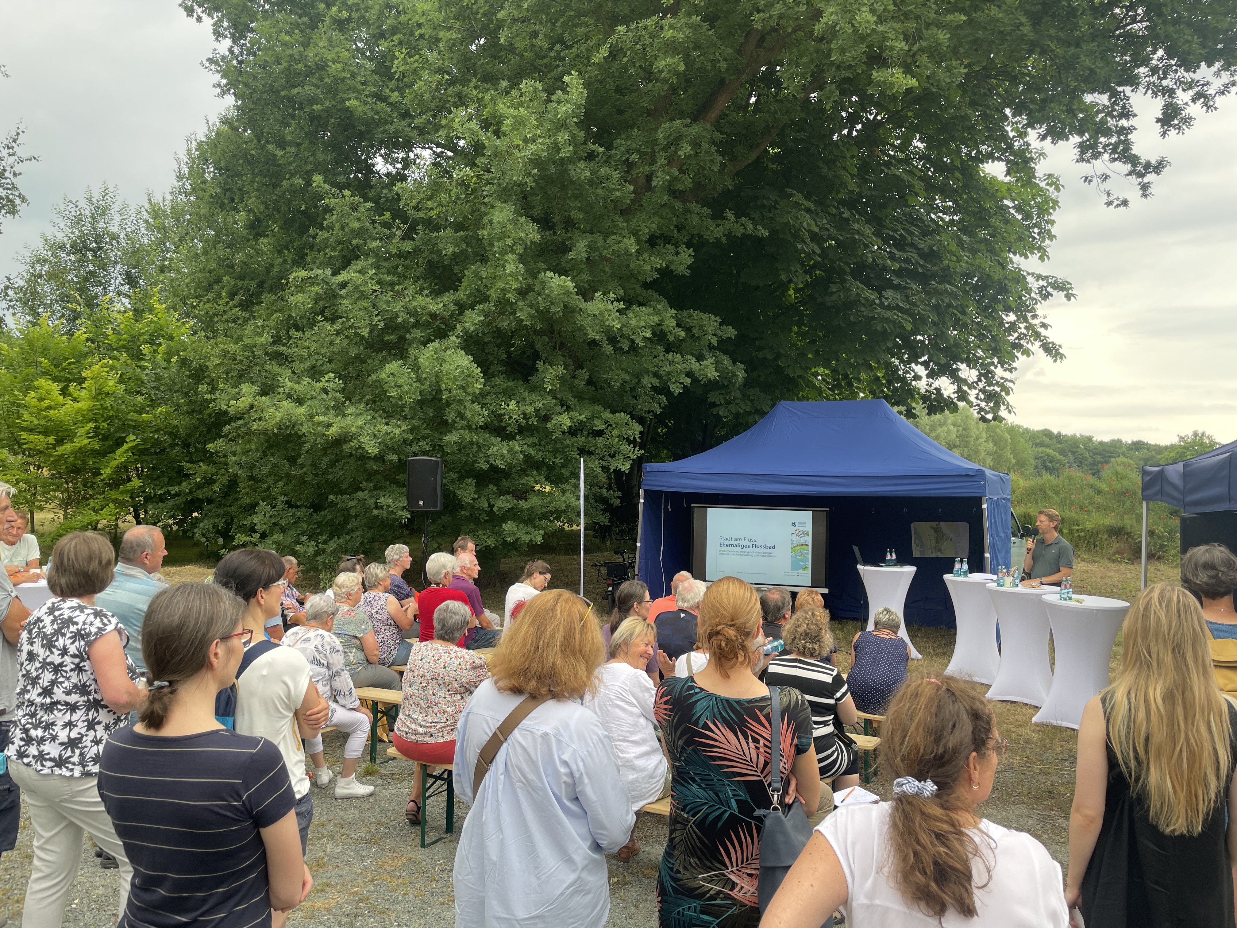 Baubürgermeister Michael Stötzer hat in der vergangenen Woche gemeinsam mit Vertretern des Grünflächenamtes und der Landestalsperrenverwaltung die Pläne für das ehemalige Flussbad in Altchemnitz vor rund 100 interessierten Bürgerinnen und Bürgern vorgestellt. 